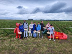 Gruppenfoto auf dem Erdbeerhof Schüler*innen mit ihrer Erdbeerernte in kleinen Holzkörben