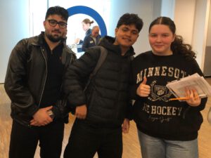 Schüler*innen informieren sich über Berufe