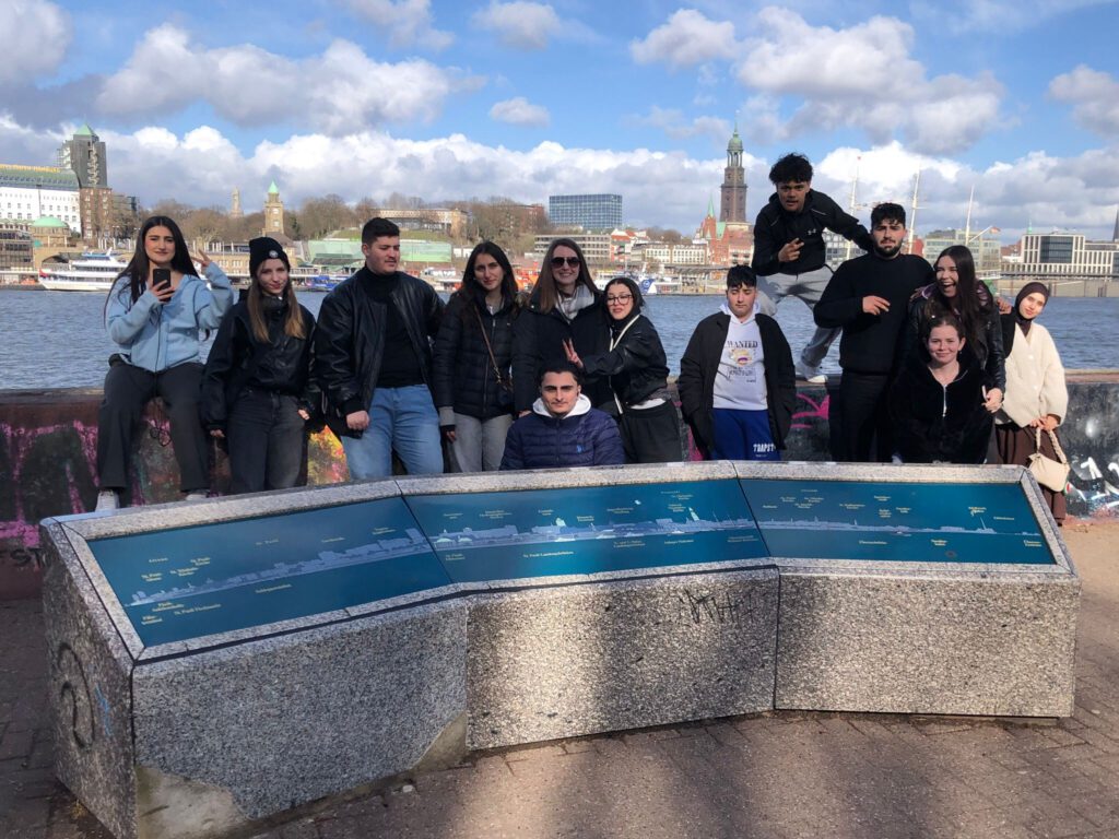 Klassenfoto 10H1 in Hamburg mit Blick über die Elbe Richtung Landungsbrücken