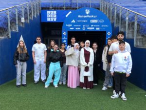 Klassenfoto der 10H1 im Fußballstadion des HSV
