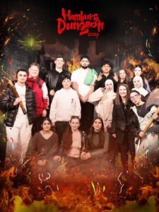 Gruppenbild der Klasse 10H1 im Hamburg Dungeon mit Grusel-Elementen
