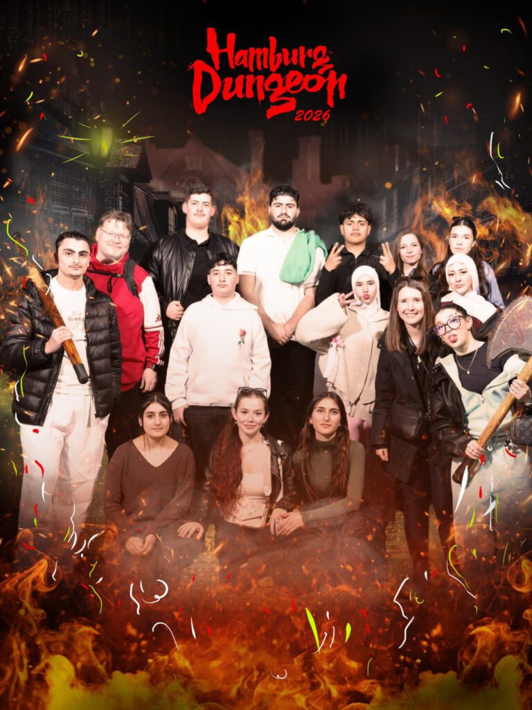Gruppenbild der Klasse 10H1 im Hamburg Dungeon mit Grusel-Elementen