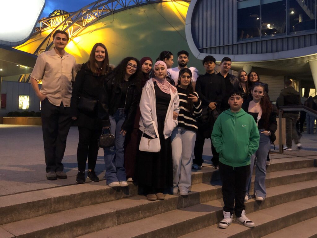 Klassenfoto der 10H1 vor der Musical-Meile in Hamburg