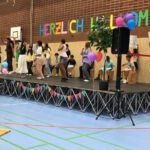Tanzende Kinder auf der Bühne