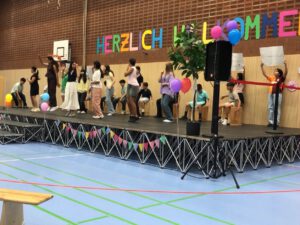 Tanzende Kinder auf der Bühne